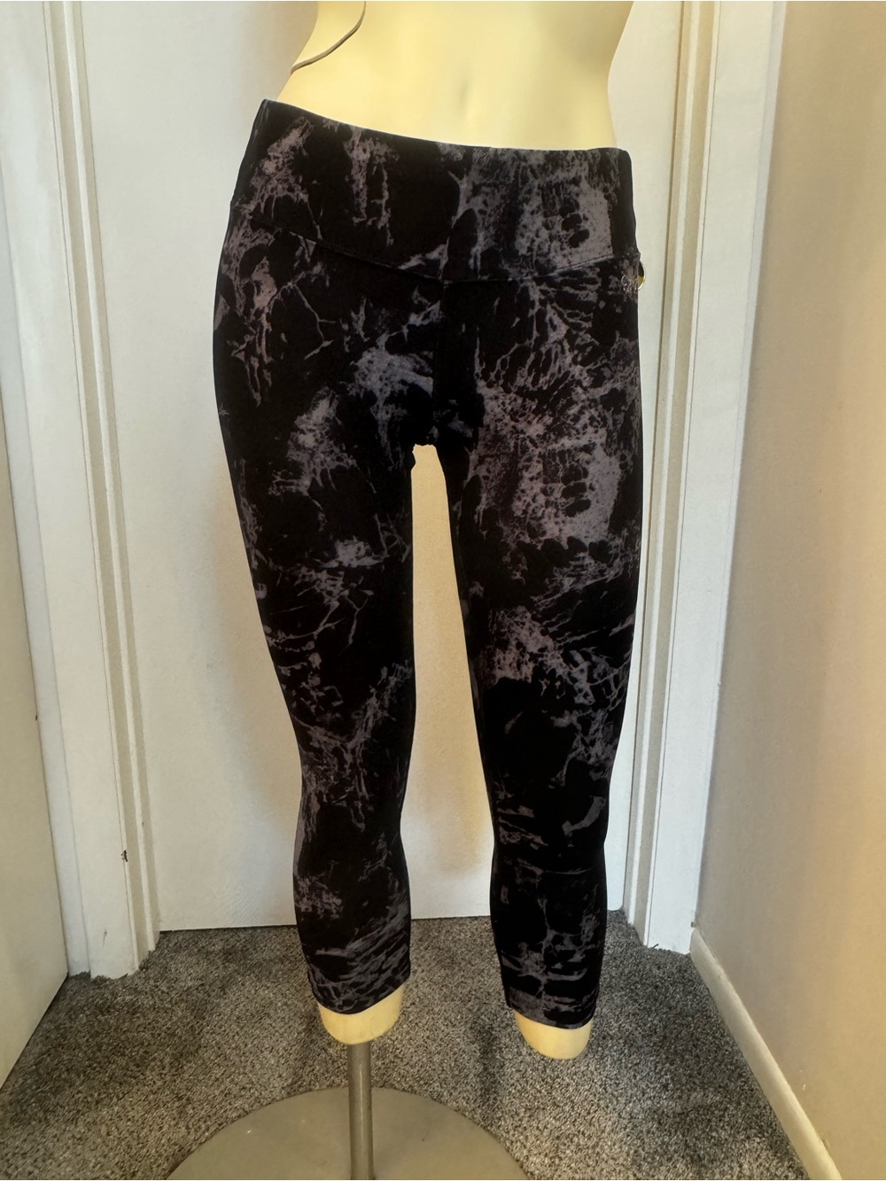 Calvin Klein Black and Gray Marble-Print Capri Leggings